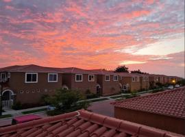 Casa Privada en Manta "Urbanizaci&oacute;n La Arboleda", koča v mestu Manta