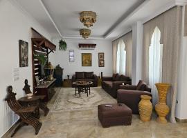 Duplex in El Sherouk next to Madinty دوبلكس بحديقة خاصة مدينة الشروق, Hotel in Madīnat ash Shurūq