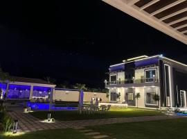 Calm Zone Luxurious 5bhk Villa, hotel v destinaci Al Ḩalāh