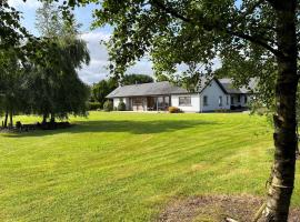 Ballycorrigan Lodge Luxury house for up to 12 guests，位于Ballina的木屋