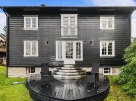 Traditional Norwegian Villa, Bay view and boat