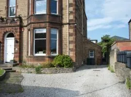 Victorian Apartment with car parking in driveway, Murrayfield
