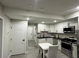 Beautiful 2 bedroom 2 bath in NW Calgary، فندق في Calgary