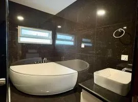 Sheryll Escapes - La Grande Poolside 1 BR with Bathtub, WiFi & Netflix