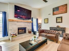 10 Mi to Uptown Charlotte Family Home with Backyard, hotel in Charlotte