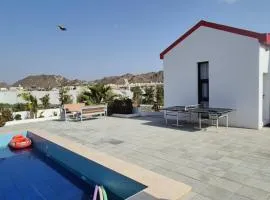 Chalet in a mountain farm with pool, garden & breakfast in Hatta شاليه في مزرعة جبلية مع مسبح و حديقة وإفطار في حتا