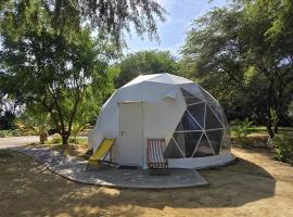 Club Porta Verde Glamping y Domos，位于皮乌拉的豪华帐篷营地