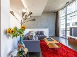 Modern Loft, Quiet, WiFi, Cable, Parking