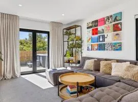 Idyllic Getaway - modern and stylish with private spa