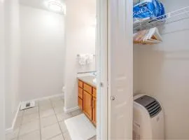 Waterfront Spacious 1BR, Den Walk to Pike Place