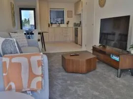 Cosy 2BR House in Awaroa Road