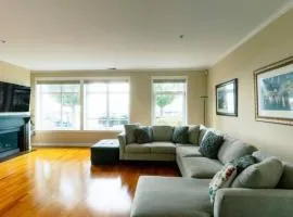 Waterfront 2BD Next to Pike Place with Private Patio