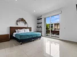 Casa Encanto - 3Bdr, 2.5bath w/Jacuzzi and Parking