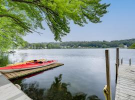 Close to Colleges Worcester Apt with Lake Access!, hotel v destinaci Worcester