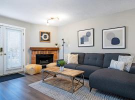 The Moose Lodge - Modern Condo in Collingwood, acomoda&ccedil;&atilde;o em condom&iacute;nio em Collingwood