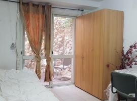 דירת חדר זוגית, מלון בצפת