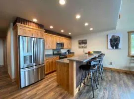 Spacious Townhome w 4 King Suites near Clubhouse