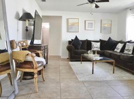 Mountain View Escape with Modern Design, hotel i Thousand Palms