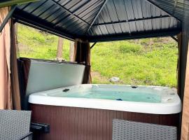 New Cabin w Private Hot Tub and Fire Pit, Hotel in Somers