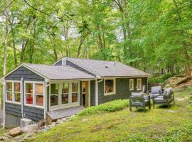 Hiking Trails On-Site Wooded New Millford Escape!, hotel a Sherman