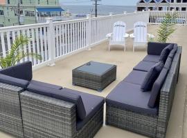 Penthouse on the beach - penthouse balcony and ocean views bay breeze sleeps 8 comfortably, hotel in Seaside Heights