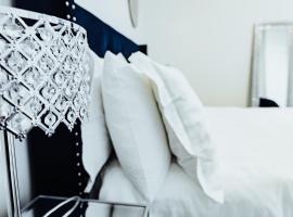 Sapphire Lux Queen Suite, отель в городе Камлупс