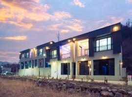 NJ Pool Villa, hotel i Hoengseong