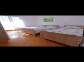 Apartment Stella - Three Bedroom Apartment with Balcony