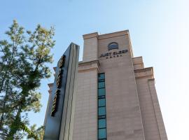 Just Sleep Hotel Suite Cheonan Station, hotel with parking in Cheonan