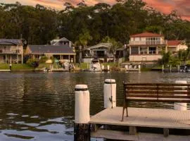 Doug's Jetty - Family Waterfront Getaway