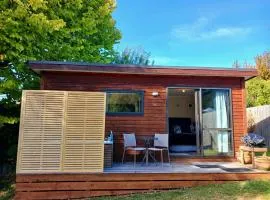 Lake Hawea Cabin with Mountain Views- OUTDOOR BATH!