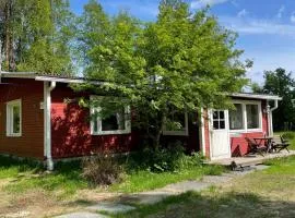 Mökki joen rannalla Pudasjärvellä