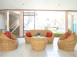 Tropical Place Hotel by RedDoorz