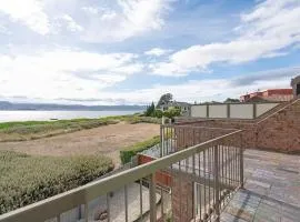 Waterfront Stay at Nutgrove Beach