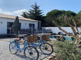 Villa 125m² avec piscine chauffée, 3 chambres, terrasse à La Flotte - FR-1-835-30, Hotel in La Flotte