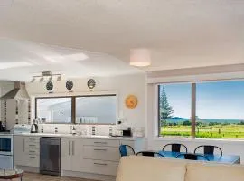 Brighton family bach - sea views