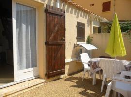 Maison climatisée avec terrasse et parking près de la plage - FR-1-782-77, Hotel in Le Barcarès