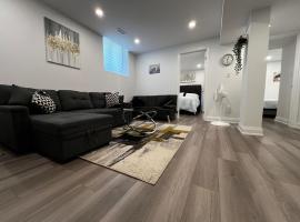 Cozy 2 Bedrooms Modern Basement Suite with Private entrance, Kitchen and parking，位于米西索加的酒店