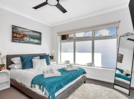 Stylish Seaside Suite with Arcade and Balcony – hotel w mieście West Beach