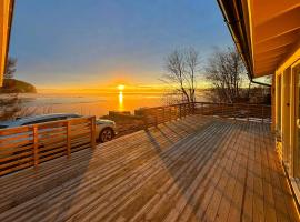 Cabin By Lake Tyrifjorden With Water Views، فندق في Holte