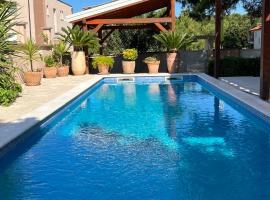 Pine Tree Villa, hotel u gradu Pakoštane