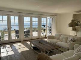 Beachfront Summerhouse With Amazing View And Peace, hotel i Hesselager