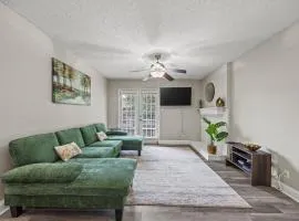 Modern and Cozy 1BR with a Pool