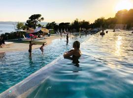SEA HOUSE pool & jacuzzi, bikes, SUP - PRIVILEGE POINT camping & villas, hotel u Selcu