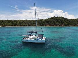 Catamaran Lagoon 440 Calypso, hotel i Ban Bang Chak