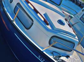 Docked boat, πλωτό κατάλυμα σε Le Barcarès