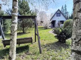 Uroczny domek z dużym ogrodem i tarasem blisko jeziora, cisza i spokój