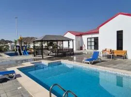 Family chalet on a mountain farm with pool, garden & breakfast in Hatta شاليه عائلي في مزرعة جبلية مع مسبح وحديقة و إفطار في حتا