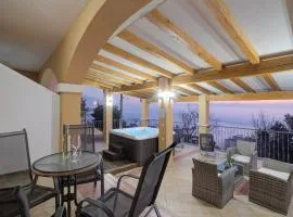 Seabreeze Apartments with Shared Jacuzzi