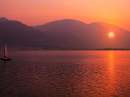 lake front house with lake view and garage、ピゾーニェのホテル